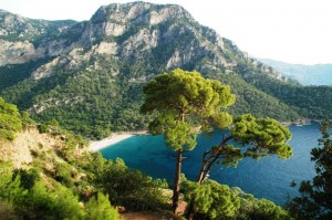 Blick vom Oliv-Garden auf den Strand von Kabak